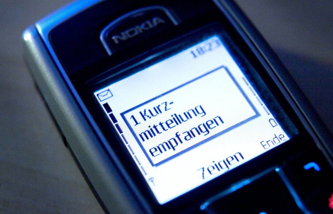 Wer kurz nach der Jahrtausendwende ein Bild mit dem Handy verschicken wollte, der kam um eine MMS fast nicht herum.<span class='image-autor'>Foto: IMAGO/Panama Pictures/Christoph Hardt</span>