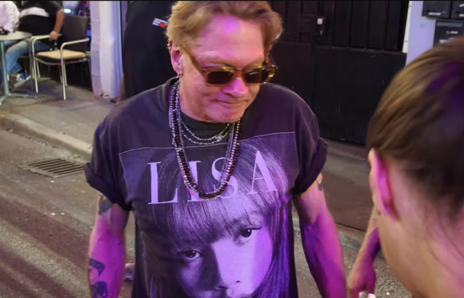 Bei seinem Besuch in Stuttgart trug Axl Rose ein Shirt der K-Pop-Sängerin Lisa, Mitglied der Band Blackpink.<span class='image-autor'>Foto: Privat</span>