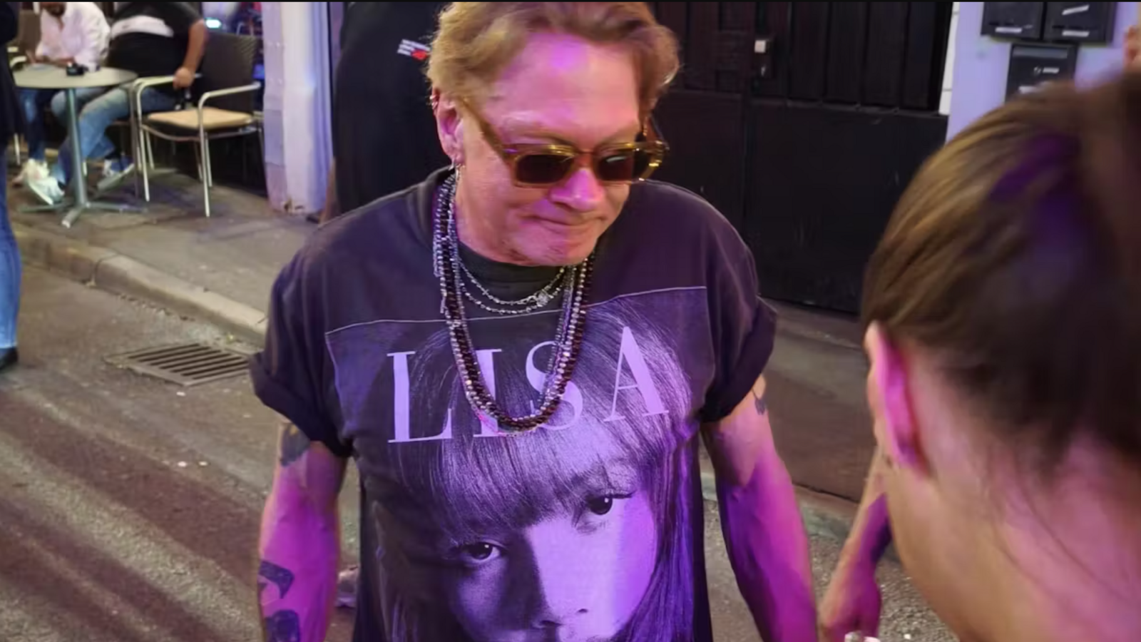 Bei seinem Besuch in Stuttgart trug Axl Rose ein Shirt der K-Pop-Sängerin Lisa, Mitglied der Band Blackpink.Foto: Privat Bei seinem Besuch in Stuttgart trug Axl Rose ein Shirt der K-Pop-Sängerin Lisa, Mitglied der Band Blackpink.Foto: Privat