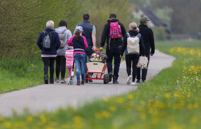 Den 1. Mai nutzen viele Familien zum Beispiel für eine Wanderung mit dem Bollerwagen.<span class='image-autor'>Foto: picture alliance/dpa/Thomas Warnack</span>