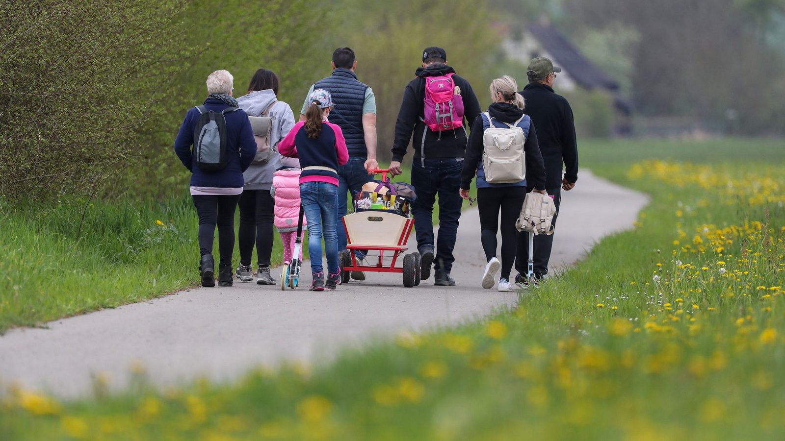 Den 1. Mai nutzen viele Familien zum Beispiel für eine Wanderung mit dem Bollerwagen.Foto: picture alliance/dpa/Thomas Warnack