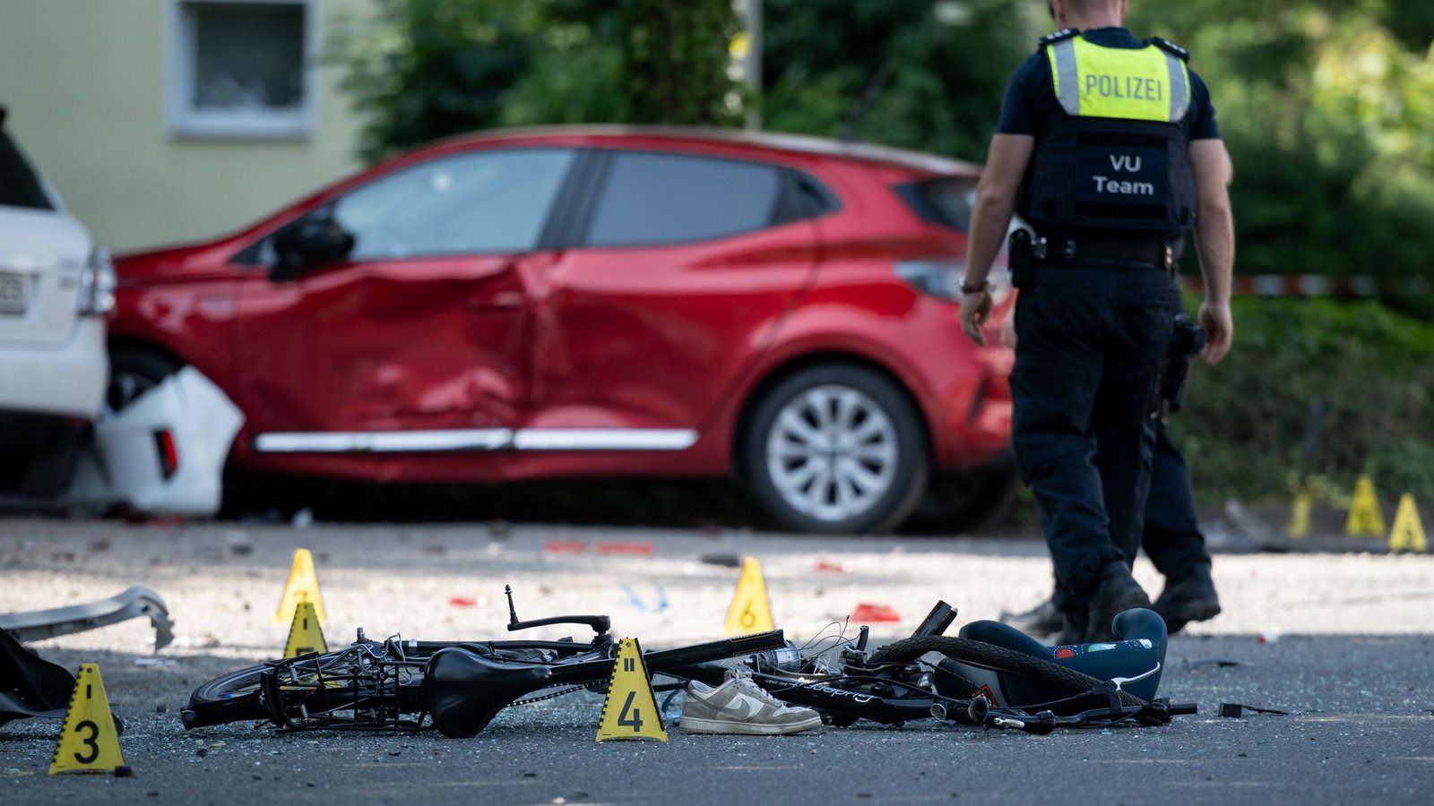 Ein zerstörtes Fahrrad, ein verlorener Schuh auf der Fahrbahn - eine Frau hat drei Kinder angefahren.Foto: Fabian Strauch/dpa