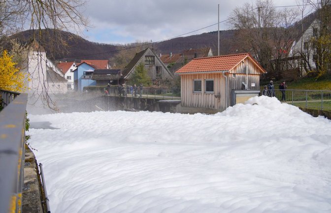 Nachdem ein Tanklaster zwischen Bad Ditzenbach und Gosbach ungefähr 2000 Liter Reiniger zur Herstellung von Seife verlor, hatte sich ein dicker Schaumteppich auf dem Bach Ditz gebildet.<span class='image-autor'>Foto: SDMG/dpa</span>