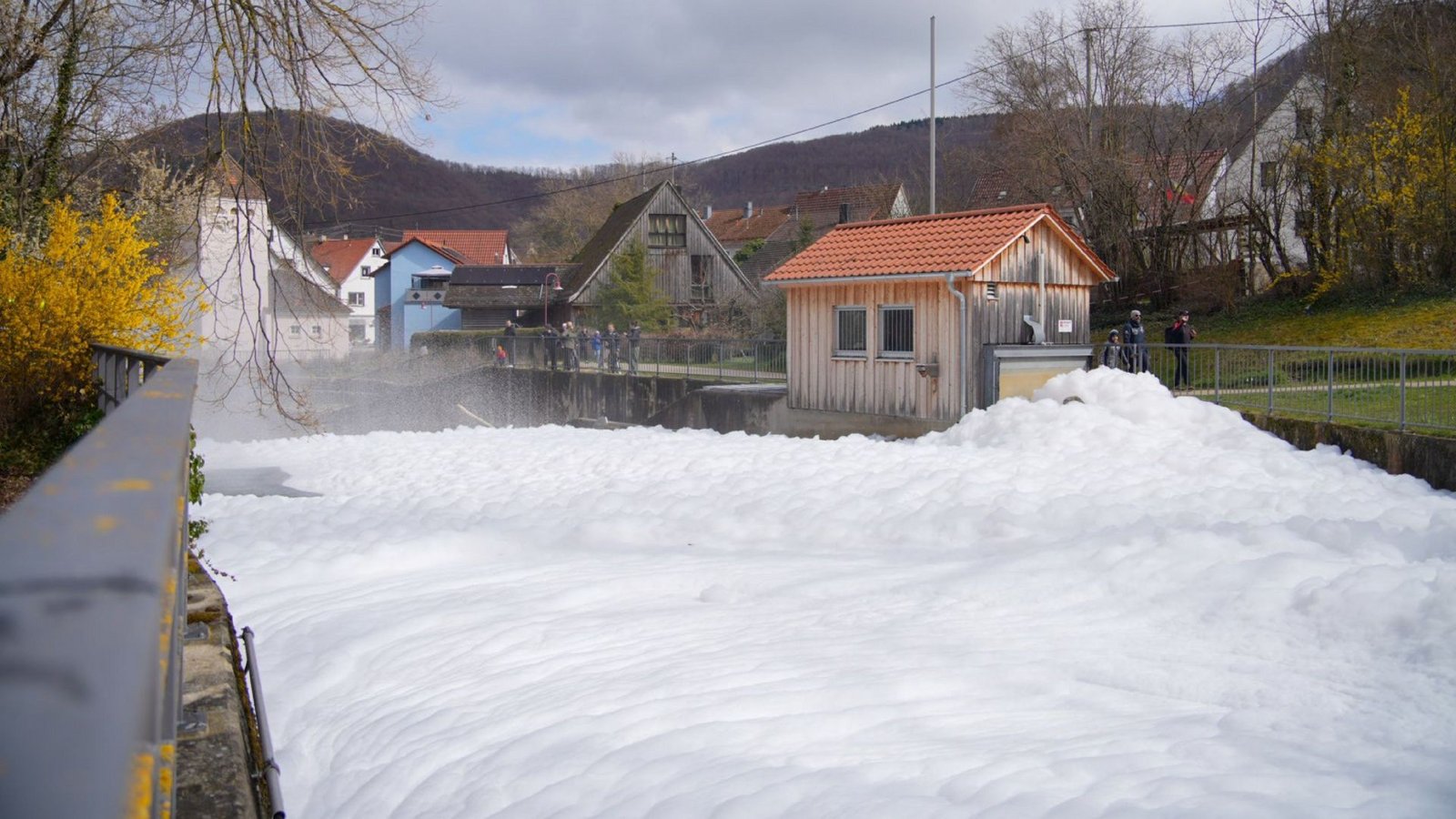 Nachdem ein Tanklaster zwischen Bad Ditzenbach und Gosbach ungefähr 2000 Liter Reiniger zur Herstellung von Seife verlor, hatte sich ein dicker Schaumteppich auf dem Bach Ditz gebildet.Foto: SDMG/dpa
