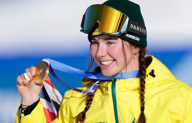 Josie Baff (Australien) jubelt bei der Siegerehrung mit ihrer Goldmedaille über den ersten Platz.<span class='image-autor'>Foto: picture alliance/dpa | Oliver Weiken</span>