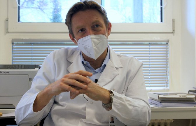 Claus Neurohr ist Chefarzt der Fachabteilung für Lungen- und Atemwegserkrankungen am Robert-Bosch-Krankenhaus.<span class='image-autor'>Foto: StZN/Ann-Kathrin Schröppel</span>