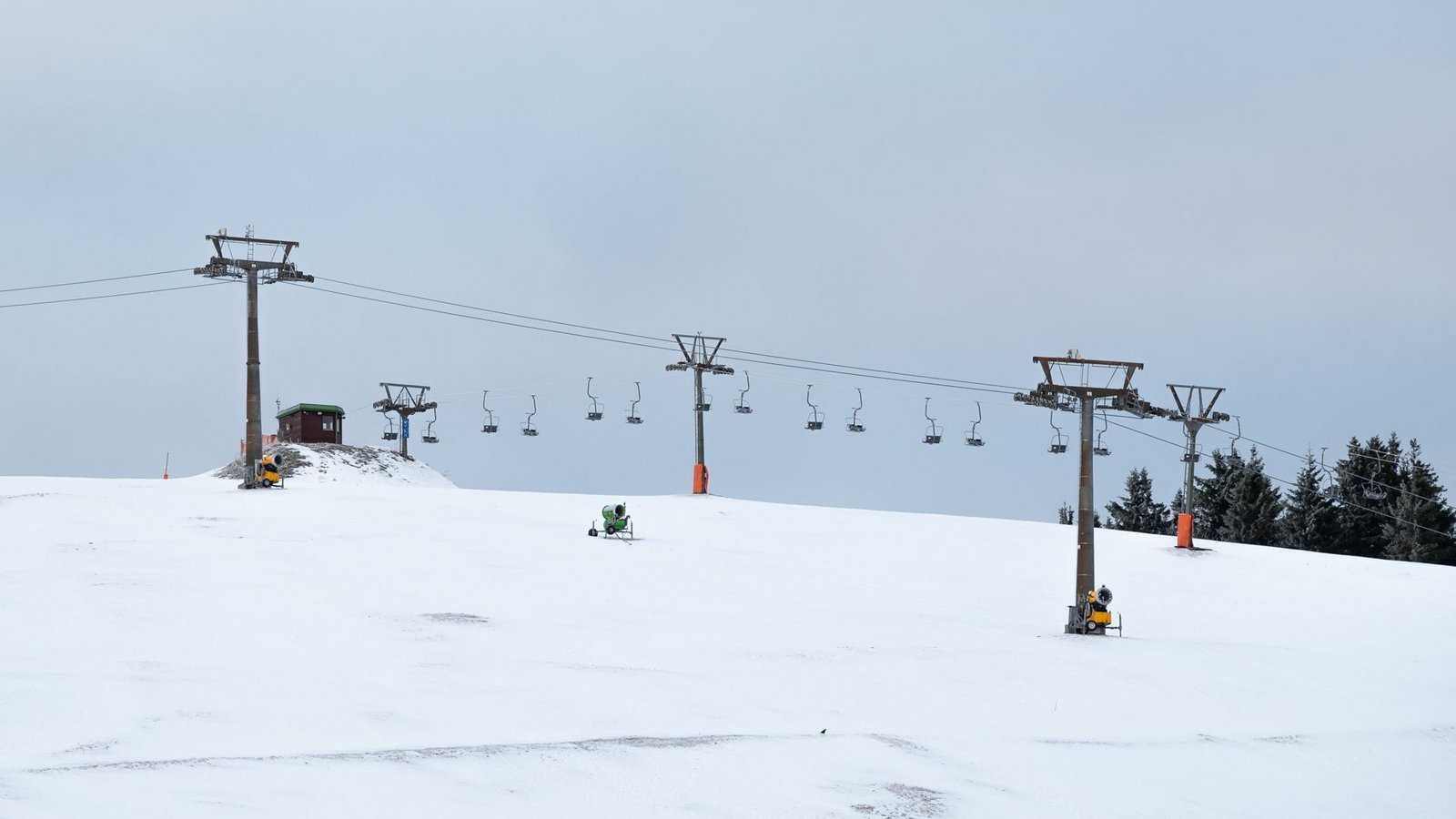 Wintersportler müssen sich auf dem Feldberg noch etwas gedulden.Foto: dpa/Silas Stein