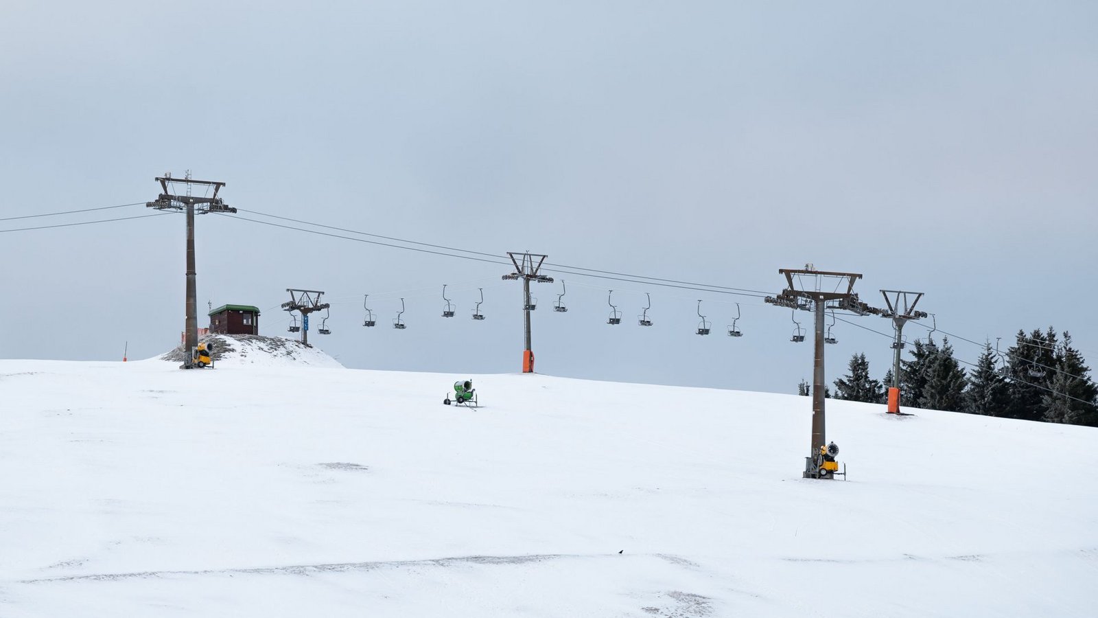 Wann kann am Feldberg endlich die Skisaison so richtig starten?Foto: dpa/Silas Stein