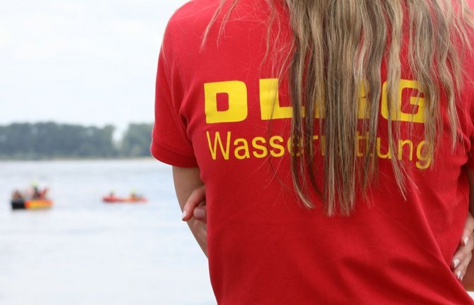 Die Deutsche Lebens-Rettungs-Gesellschaft (DLRG) ist mit ihren Ehrenamtlichen bei der Hitze im Dauereinsatz.<span class='image-autor'>Foto: Sascha Thelen/dpa</span>