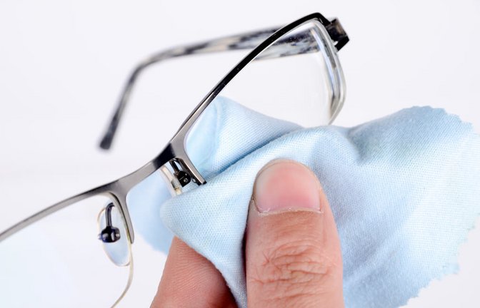 Gönnen Sie auch dem Brillenputztuch eine regelmäßige Reinigung.<span class='image-autor'>Foto: anaken2012 / shutterstock.com</span>