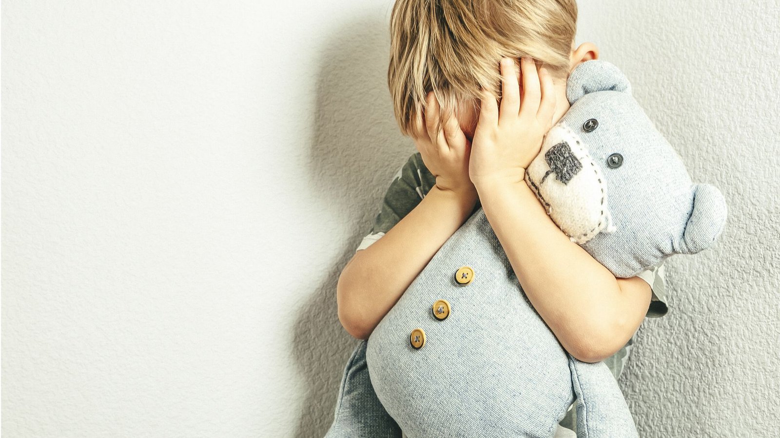 Ein neuer Gesetzesentwurf zielt darauf ab, Kinder und Jugendliche besser vor Missbrauch zu schützen (Symbolfoto).Foto: ©anaumenko – stock.adobe.com Ein neuer Gesetzesentwurf zielt darauf ab, Kinder und Jugendliche besser vor Missbrauch zu schützen (Symbolfoto).Foto: ©anaumenko – stock.adobe.com