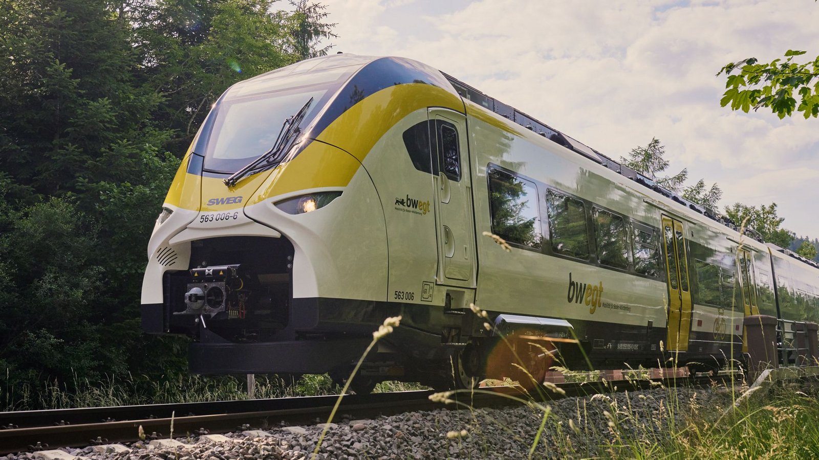 Der neue Batteriezug kann sich unter Oberleitung während der Fahrt wieder aufladen.Foto: HL_STUDIOS_GMBH Der neue Batteriezug kann sich unter Oberleitung während der Fahrt wieder aufladen.Foto: HL_STUDIOS_GMBH