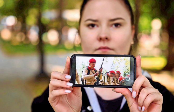 Die Studentin Ksenia zeigt Bilder der russischen Jugendarmee – wo ihr jüngerer Bruder beinahe ebenfalls gelandet wäre.<span class='image-autor'>Foto: Till Mayer</span>
