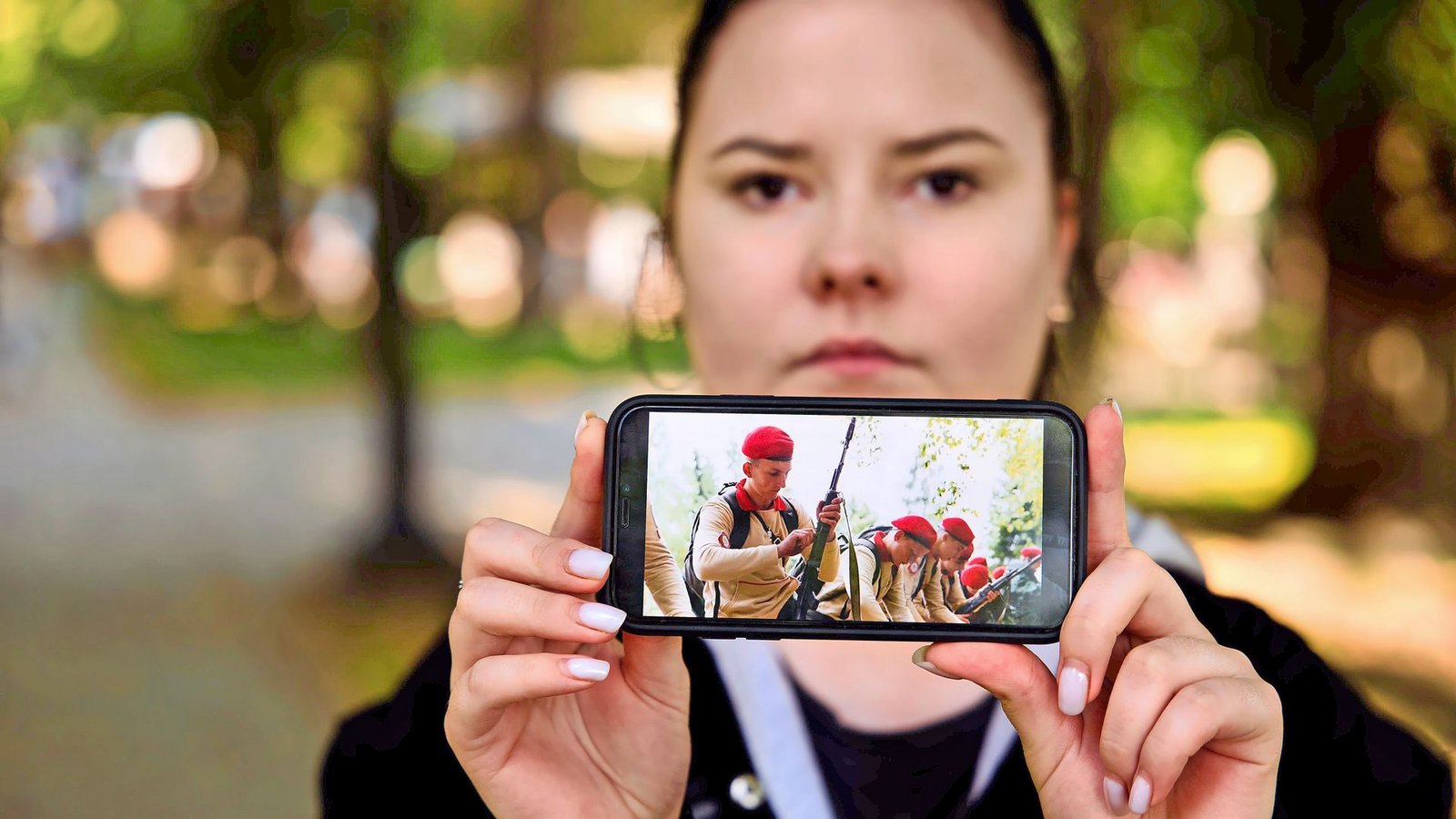 Die Studentin Ksenia zeigt Bilder der russischen Jugendarmee – wo ihr jüngerer Bruder beinahe ebenfalls gelandet wäre.Foto: Till Mayer