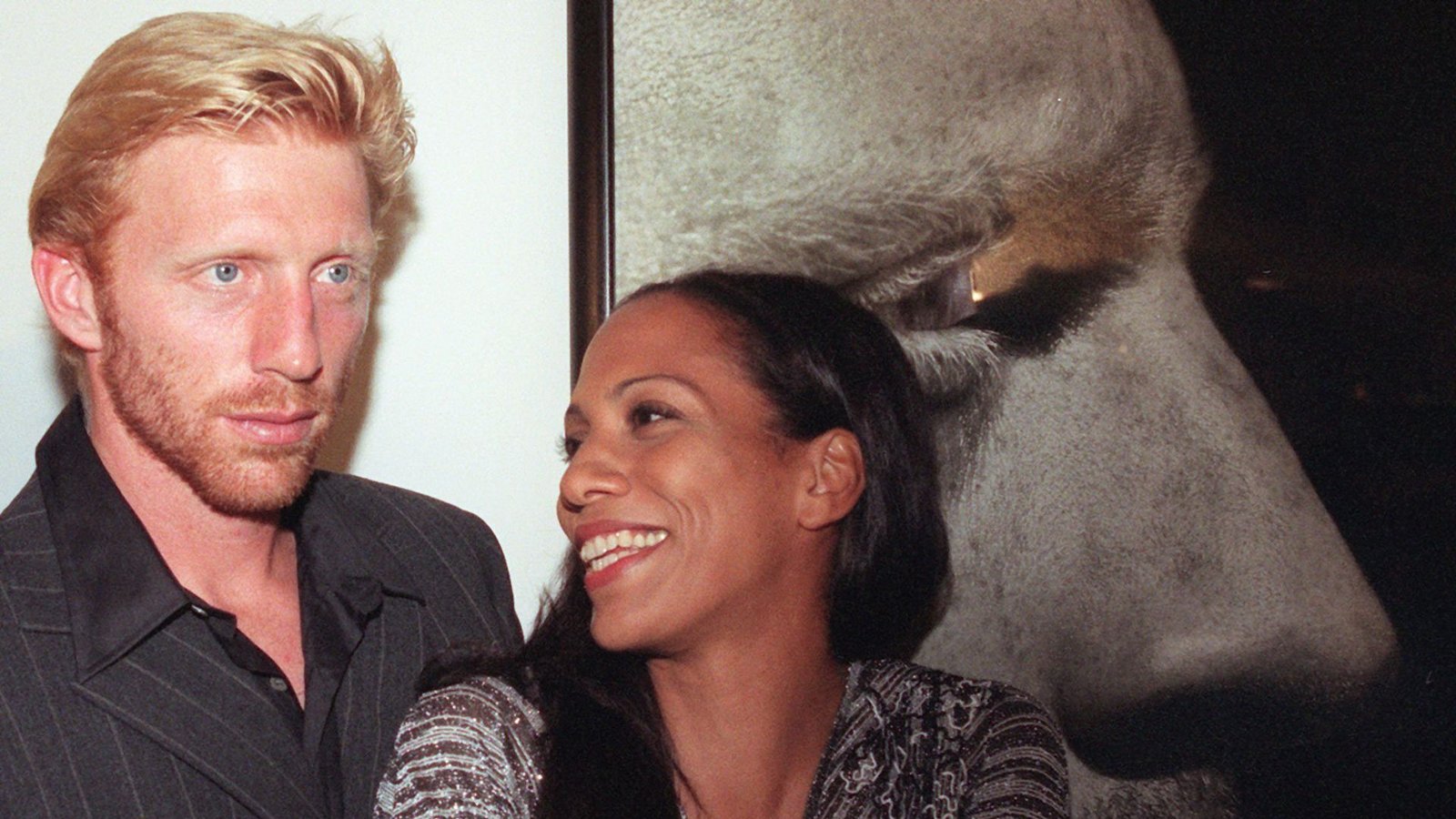 Auch privat scheint Boris Becker sein Glück gefunden zu haben: Am 17. Dezember 1993 heiratet er Barbara Feltus. Aus dieser Ehe stammen zwei Söhne. Das Paar trennt sich aber nach einem Seitensprung Boris Beckers mit Angela Ermakova, bei dem Tochter Anna Ermakova gezeugt wird. Der Seitensprung geht durch die Presse und im Jahr 2001 wird die Ehe zwischen Boris und Barbara Becker geschieden.Foto: picture-alliance / dpa/Ursula_Düren Auch privat scheint Boris Becker sein Glück gefunden zu haben: Am 17. Dezember 1993 heiratet er Barbara Feltus. Aus dieser Ehe stammen zwei Söhne. Das Paar trennt sich aber nach einem Seitensprung Boris Beckers mit Angela Ermakova, bei dem Tochter Anna Ermakova gezeugt wird. Der Seitensprung geht durch die Presse und im Jahr 2001 wird die Ehe zwischen Boris und Barbara Becker geschieden.Foto: picture-alliance / dpa/Ursula_Düren