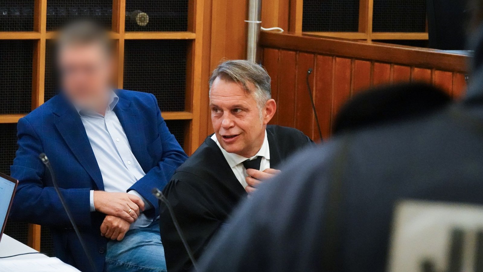 Bürgermeister Klaus Schifferer (links) beim Prozessauftakt mit seinem Rechtsanwalt Kristian Frank.Foto: dpa/Anna Ross Bürgermeister Klaus Schifferer (links) beim Prozessauftakt mit seinem Rechtsanwalt Kristian Frank.Foto: dpa/Anna Ross
