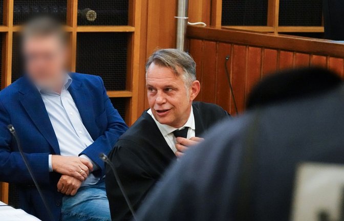 Bürgermeister Klaus Schifferer (links) beim Prozessauftakt mit seinem Rechtsanwalt Kristian Frank.<span class='image-autor'>Foto: dpa/Anna Ross</span>