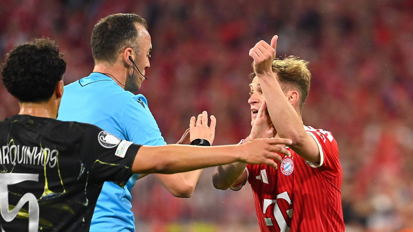 Joshua Kimmich (Bayern München) reklamiert Handspiel bei Schiedsrichter Joao Pinheiro.Foto: IMAGO/Sven Simon/IMAGO/Frank Hoermann / SVEN SIMON Joshua Kimmich (Bayern München) reklamiert Handspiel bei Schiedsrichter Joao Pinheiro.Foto: IMAGO/Sven Simon/IMAGO/Frank Hoermann / SVEN SIMON
