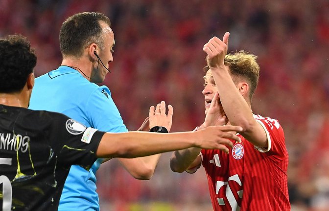 Joshua Kimmich (Bayern München) reklamiert Handspiel bei Schiedsrichter Joao Pinheiro.<span class='image-autor'>Foto: IMAGO/Sven Simon/IMAGO/Frank Hoermann / SVEN SIMON</span>