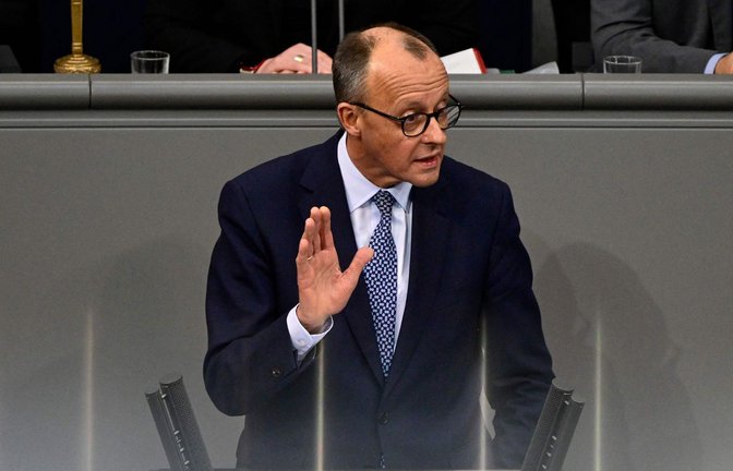 „Eine richtige Entscheidung wird nicht dadurch falsch, dass die Falschen zustimmen“, sagte Merz am Mittwoch im Bundestag.<span class='image-autor'>Foto: AFP/JOHN MACDOUGALL</span>