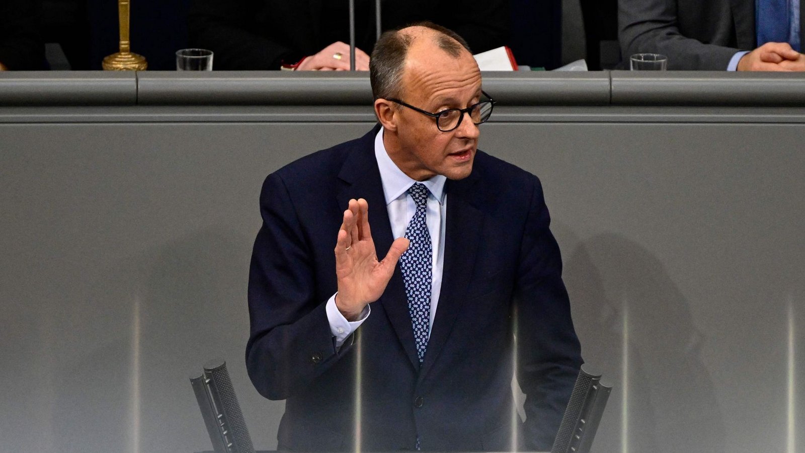 „Eine richtige Entscheidung wird nicht dadurch falsch, dass die Falschen zustimmen“, sagte Merz am Mittwoch im Bundestag.Foto: AFP/JOHN MACDOUGALL „Eine richtige Entscheidung wird nicht dadurch falsch, dass die Falschen zustimmen“, sagte Merz am Mittwoch im Bundestag.Foto: AFP/JOHN MACDOUGALL