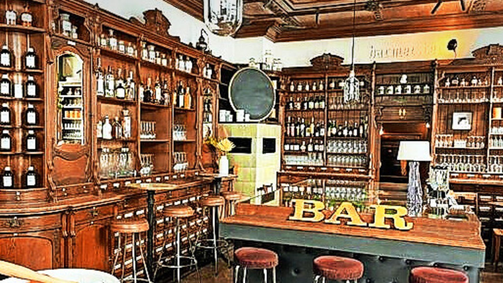 Die ehemalige Stitzenburg-Apotheke ist mittlerweile eine Bar-Location.Foto: /STZN Die ehemalige Stitzenburg-Apotheke ist mittlerweile eine Bar-Location.Foto: /STZN