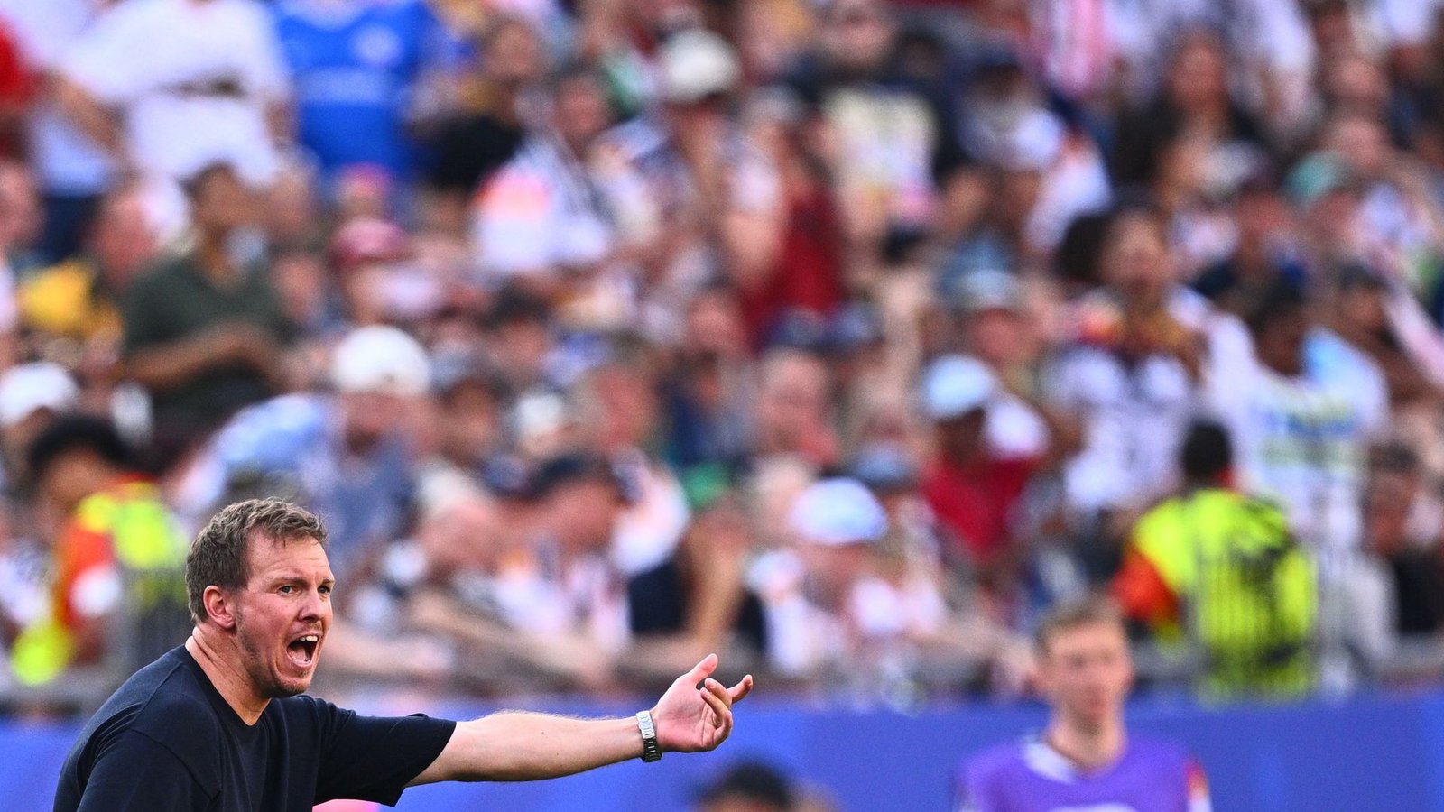 Bundestrainer Julian Nagelsmann gibt taktische Anweisungen.Foto: Tom Weller/dpa