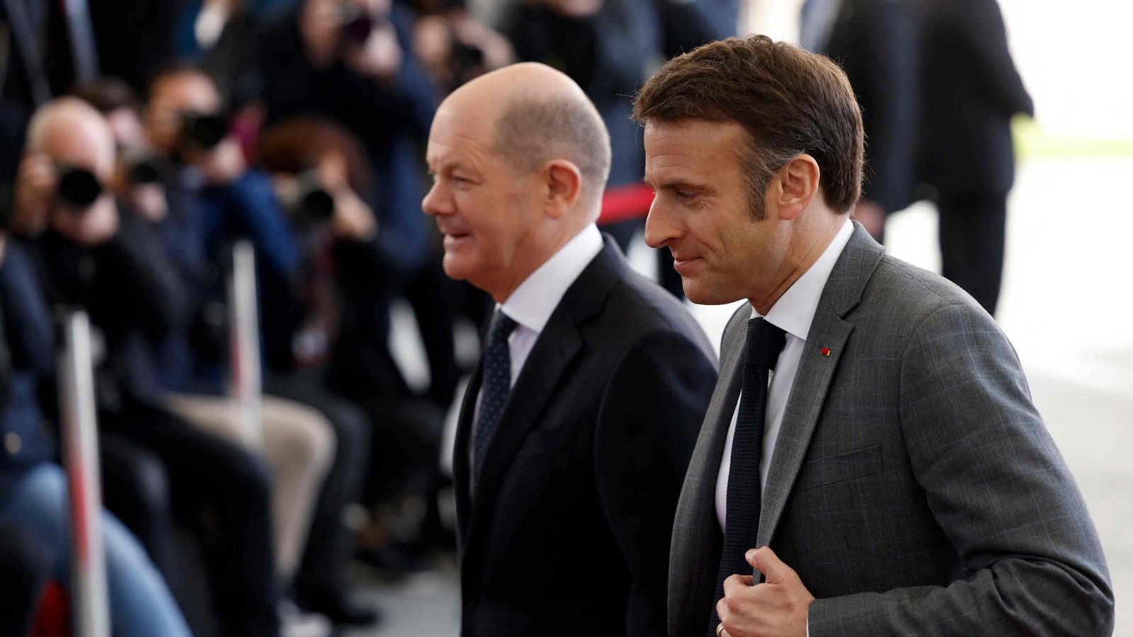 Bundeskanzler Olaf Scholz (SPD) empfängt den französischen Präsidenten Emmanuel Macron mit militärischen Ehren.Foto: AFP/Odd Andersen Bundeskanzler Olaf Scholz (SPD) empfängt den französischen Präsidenten Emmanuel Macron mit militärischen Ehren.Foto: AFP/Odd Andersen