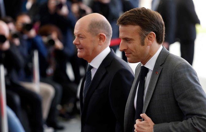 Bundeskanzler Olaf Scholz (SPD) empfängt den französischen Präsidenten Emmanuel Macron mit militärischen Ehren.<span class='image-autor'>Foto: AFP/Odd Andersen</span>