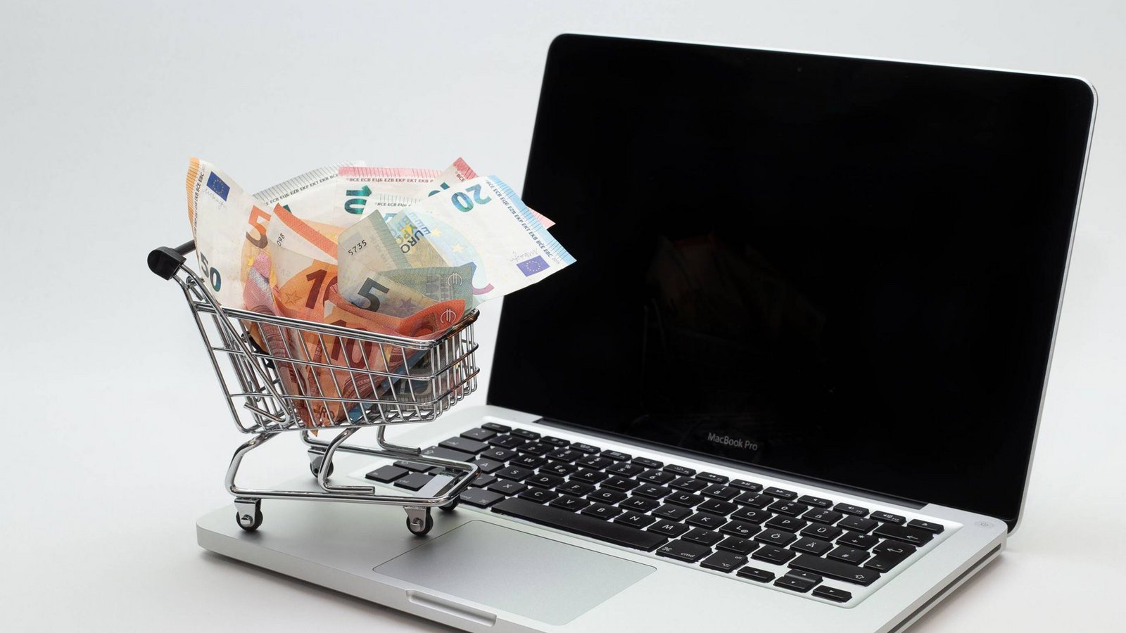 Wenn Geld oder Waren nicht ankommen, dann greift bei Gebrauchtwarenbörsen häufig der Käuferschutz. Das kostet allerdings einen Aufpreis.Foto: imago/MiS/Cathrin Müller/M.i.S.