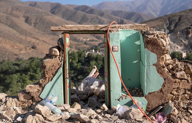 Die Tür eines ehemaligen Hauses steht inmitten von Trümmern, die durch das Erdbeben in der Stadt Imi N'tala außerhalb von Marrakesch verursacht wurden.<span class='image-autor'>Foto: Mosa'ab Elshamy/AP/dpa</span>