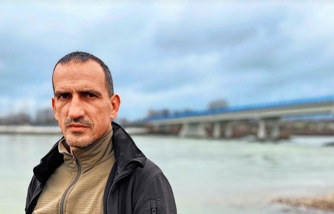 Der Rettungstaucher Nenad Jovanovic  birgt tote Geflüchtete.<span class='image-autor'>Foto: Thomas Roser</span>