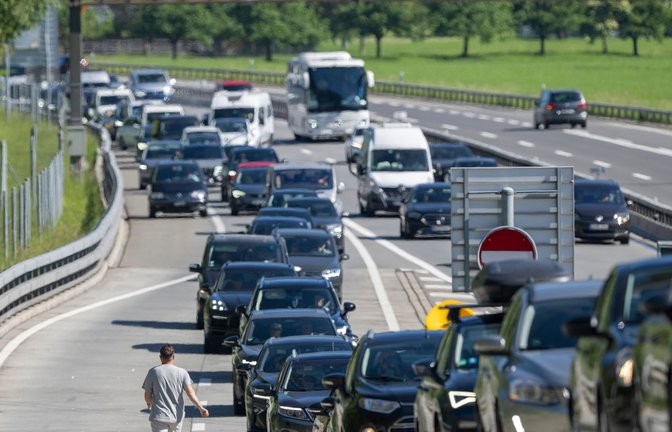 Stau am Gotthard bei Göschenen.<span class='image-autor'>Foto: Urs Flueeler/KEYSTONE/dpa</span>