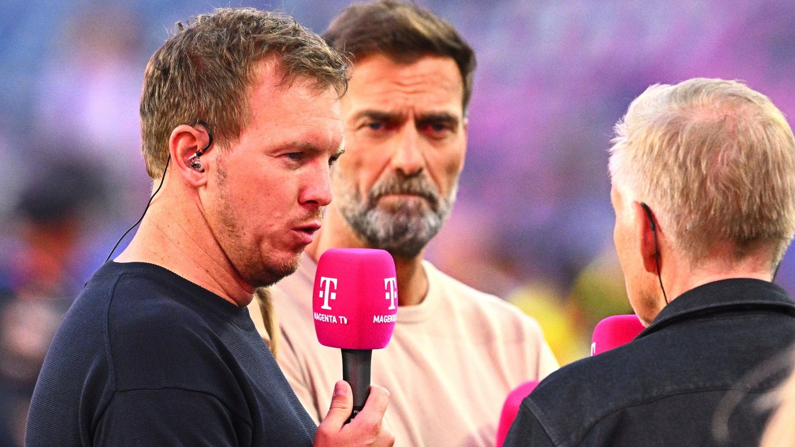 Julian Nagelsmann im Interview - und Jürgen Klopp hört zu.Foto: Tom Weller/dpa