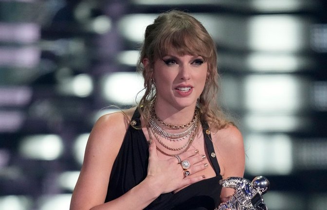 Taylor Swift nimmt den Preis für das Video des Jahres für "Anti-Hero" entgegen.<span class='image-autor'>Foto: Charles Sykes/Invision/AP/dpa</span>