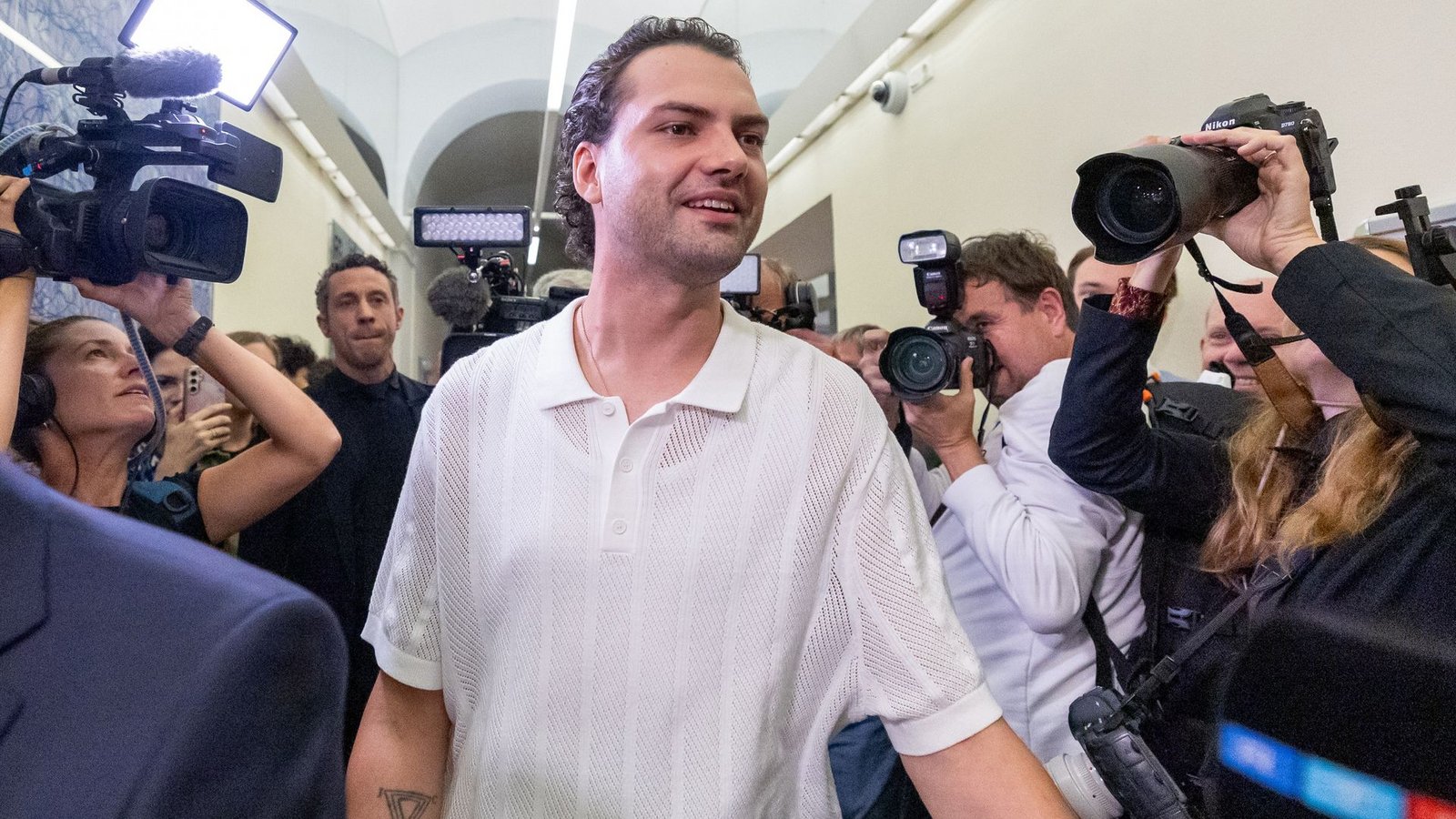 Noch wartet Jimi Blue Ochsenknecht auf seinen Reisepass und die Erlaubnis, Österreich verlassen zu dürfen. (Archivbild)Foto: Expa/Johann Groder/APA/dpa Noch wartet Jimi Blue Ochsenknecht auf seinen Reisepass und die Erlaubnis, Österreich verlassen zu dürfen. (Archivbild)Foto: Expa/Johann Groder/APA/dpa