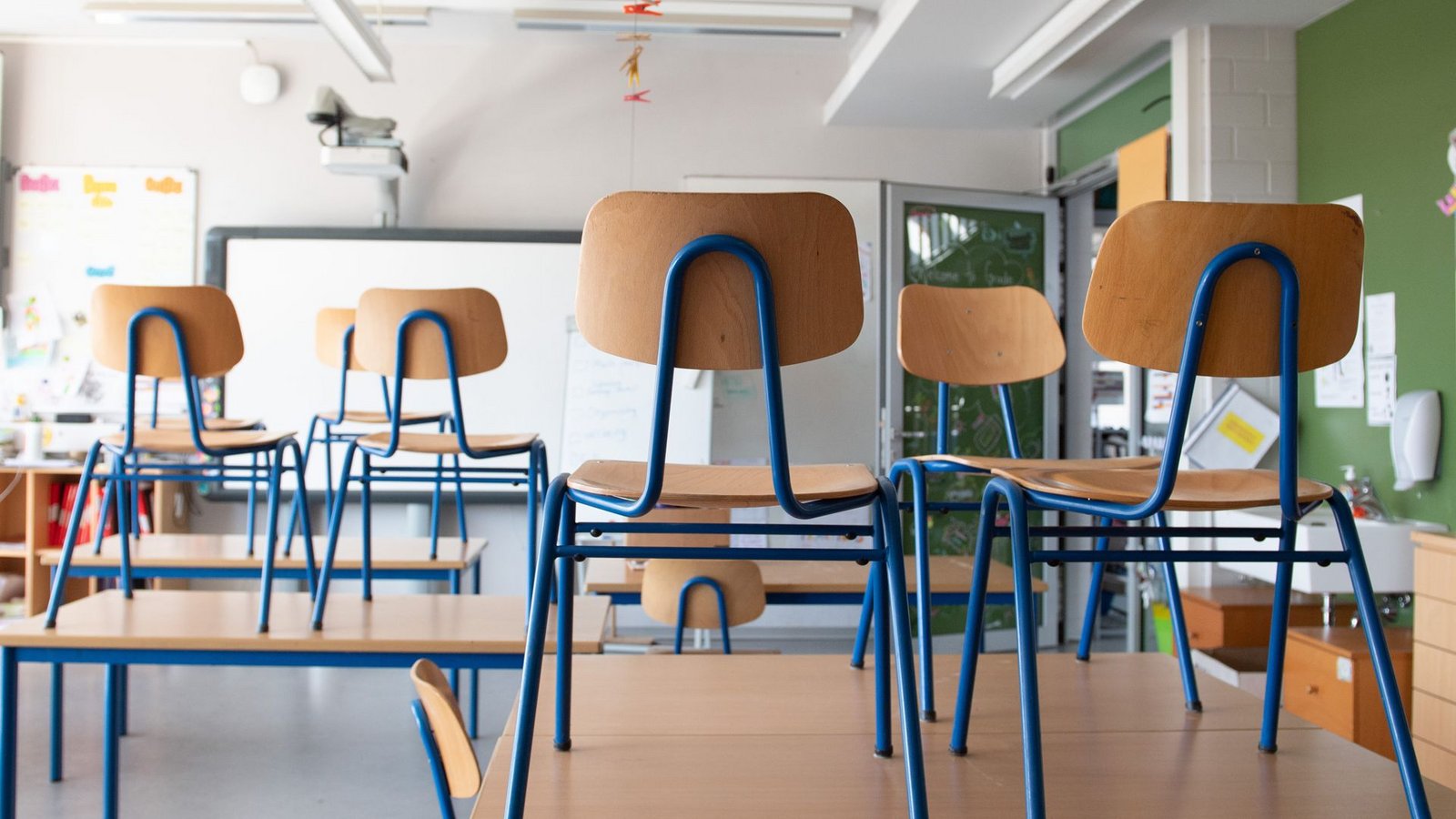 Ein blitzeblankes Klassenzimmer – sollen Schüler mehr dabei in die Pflicht genommen werden, dass es so bleibt?Foto: Sebastian Kahnert/dpa-Zentralbil Ein blitzeblankes Klassenzimmer – sollen Schüler mehr dabei in die Pflicht genommen werden, dass es so bleibt?Foto: Sebastian Kahnert/dpa-Zentralbil