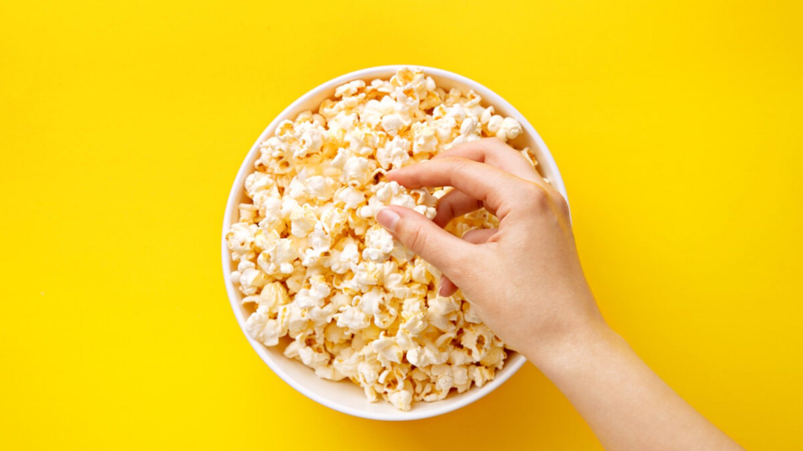 In diesem Artikel zeigen wir Ihnen, wie Sie Popcorn wieder frisch und knusprig machen können. (3 einfache Möglichkeiten)Foto: Virtu studio / Shutterstock.com In diesem Artikel zeigen wir Ihnen, wie Sie Popcorn wieder frisch und knusprig machen können. (3 einfache Möglichkeiten)Foto: Virtu studio / Shutterstock.com