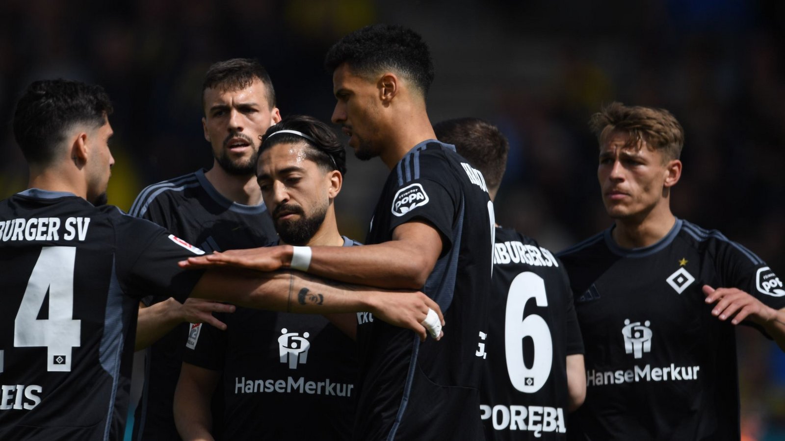 Der Hamburger SV feiert einen Sieg in Braunschweig und bewahrt die Chance auf den Relegationsrang.Foto: Swen Pförtner/dpa