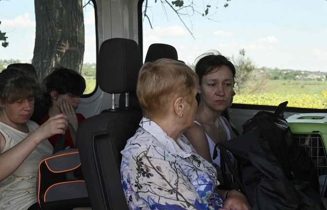 Ukrainische Frauen werden aus dem Dorf Dobropillia im Osten des Landes gebracht, weil der Beschuss durch russische Truppen zu gefährlich geworden ist.<span class='image-autor'>Foto: AFP</span>