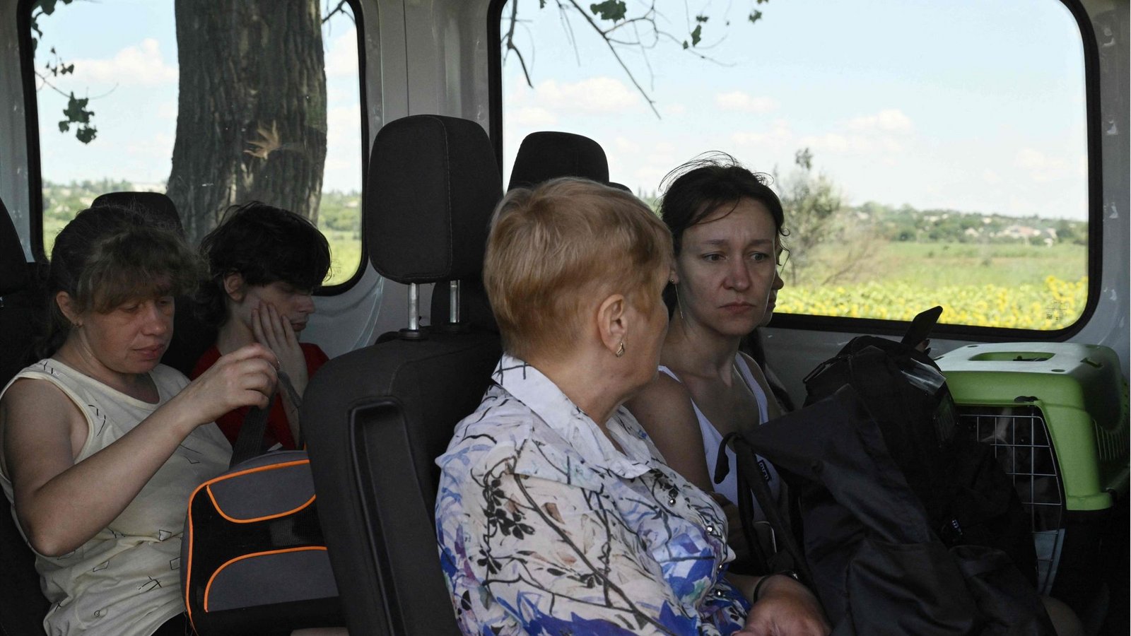 Ukrainische Frauen werden aus dem Dorf Dobropillia im Osten des Landes gebracht, weil der Beschuss durch russische Truppen zu gefährlich geworden ist.Foto: AFP Ukrainische Frauen werden aus dem Dorf Dobropillia im Osten des Landes gebracht, weil der Beschuss durch russische Truppen zu gefährlich geworden ist.Foto: AFP