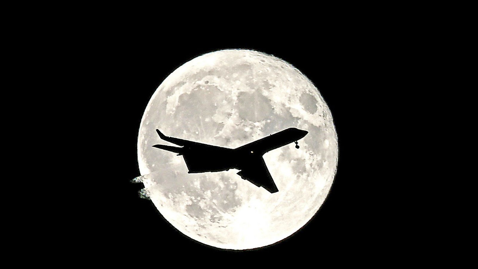 11 000 Fluglotsen gelten zwar als systemrelevant, müssen aber ohne Bezahlung arbeiten.Foto: dpa/Zuma Wire/Ringo Chiu 11 000 Fluglotsen gelten zwar als systemrelevant, müssen aber ohne Bezahlung arbeiten.Foto: dpa/Zuma Wire/Ringo Chiu