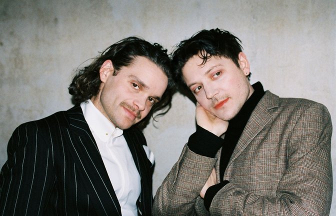 Unglücklich verliebt – und dann auch noch in dieselbe Frau aus Bad Cannstatt: die Musiker Tristan Brusch und  Ariel Oehl (von links)<span class='image-autor'>Foto: Tim Cavadini</span>