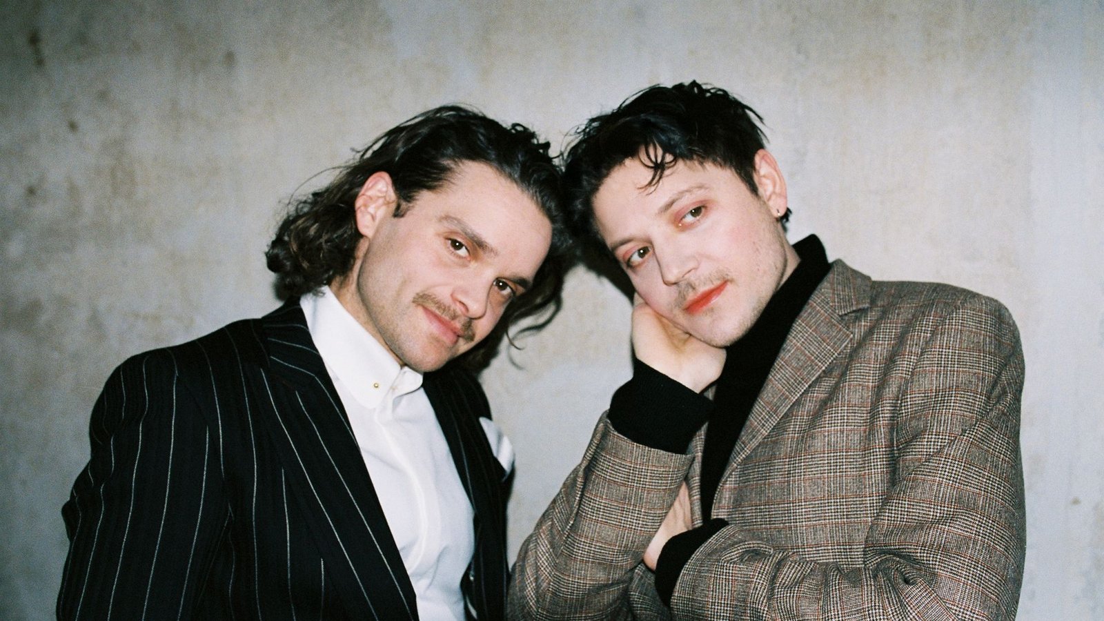 Unglücklich verliebt – und dann auch noch in dieselbe Frau aus Bad Cannstatt: die Musiker Tristan Brusch und Ariel Oehl (von links)Foto: Tim Cavadini Unglücklich verliebt – und dann auch noch in dieselbe Frau aus Bad Cannstatt: die Musiker Tristan Brusch und Ariel Oehl (von links)Foto: Tim Cavadini