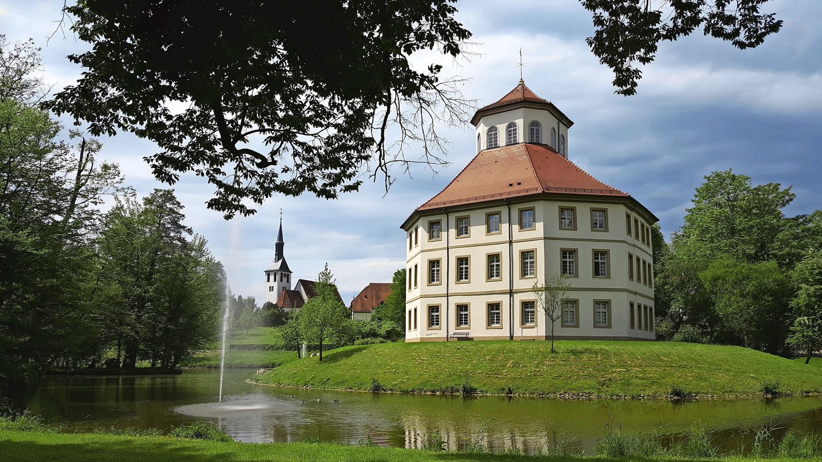 Das Wasserschloss Oppenweiler ist ein im 18. Jahrhundert im klassizistischen Stil errichtetes Schloss.Foto: Günther Weinert Das Wasserschloss Oppenweiler ist ein im 18. Jahrhundert im klassizistischen Stil errichtetes Schloss.Foto: Günther Weinert