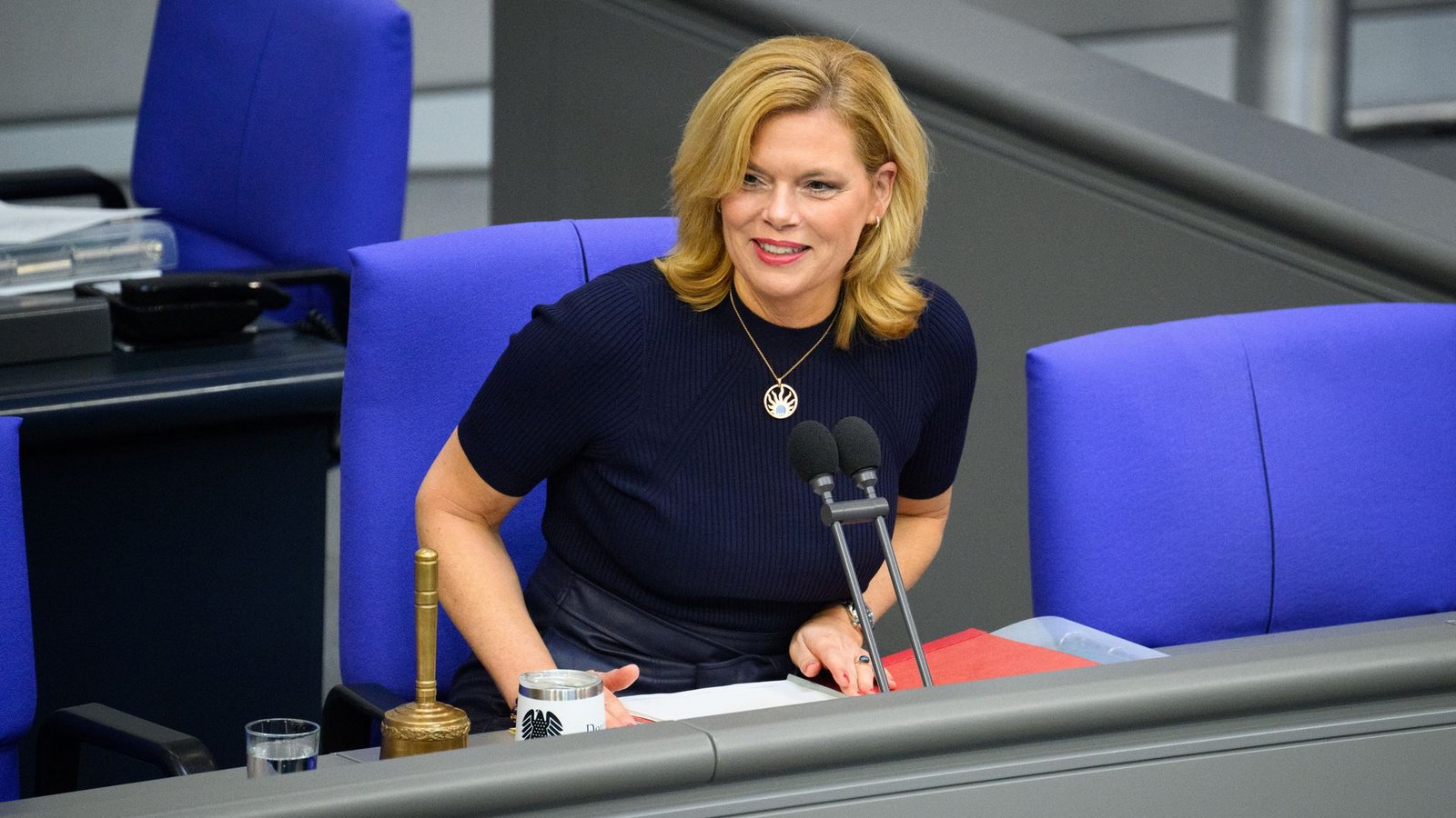 Am 17. Mai lässt Bundestagspräsidentin Julia Klöckner (CDU) auch in diesem Jahr die Regenbogenflagge über dem Reichstagsgebäude hissen. (Archivfoto)Foto: Bernd von Jutrczenka/dpa