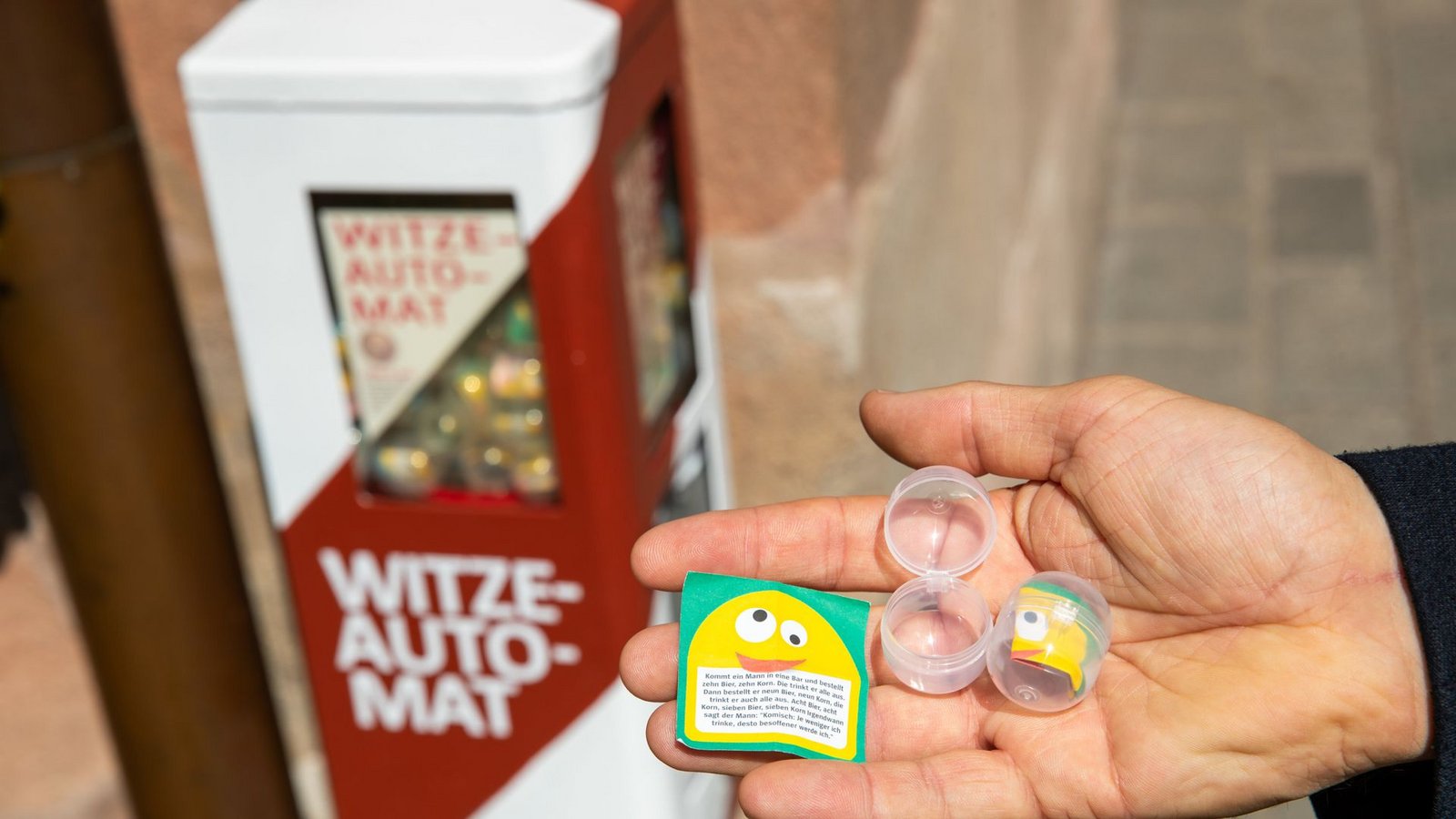 Der Witze-Automat in Nürnberg wurde gestohlen.Foto: dpa/Daniel Karmann