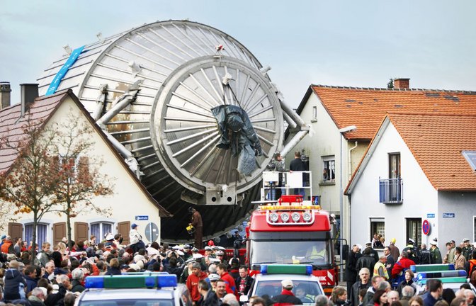 Im Jahr 2006 wurde die riesige Vakuumkammer des KIT durch Eggenstein-Leopoldshafen bugsiert.<span class='image-autor'>Foto: KIT</span>