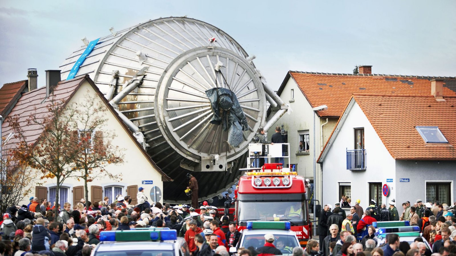 Im Jahr 2006 wurde die riesige Vakuumkammer des KIT durch Eggenstein-Leopoldshafen bugsiert.Foto: KIT