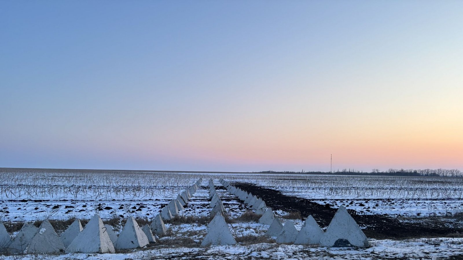 Beiderseitz der Autobahn E 50 haben die ukrainischen Verteidiger in den vergangenen Wochen bei minus 15, minus 20 Grad eine neue, 20 Kilometer tiefe Verteidigungslinie gegraben. Dazu gehören auch mit Drahtseilen verbundene Betonpyramiden, die Panzer stoppen sollen.Foto: Franz Feyder